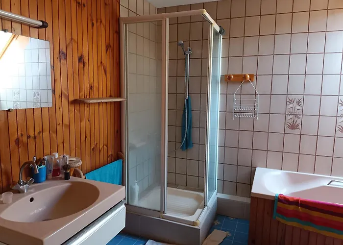 Single Bed With A Large Desk Konukevi